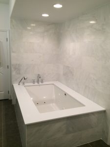 private-bath-moda-white-walls