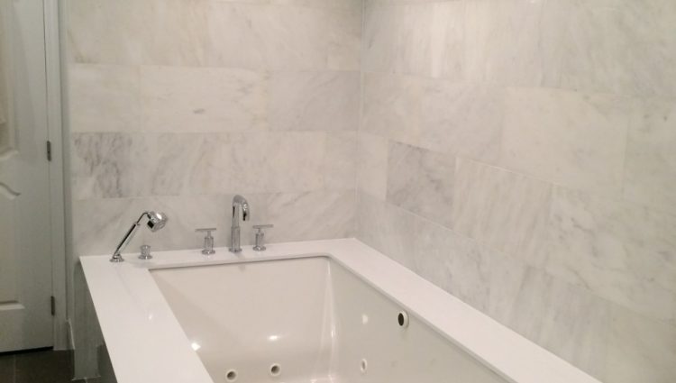 private-bath-moda-white-walls
